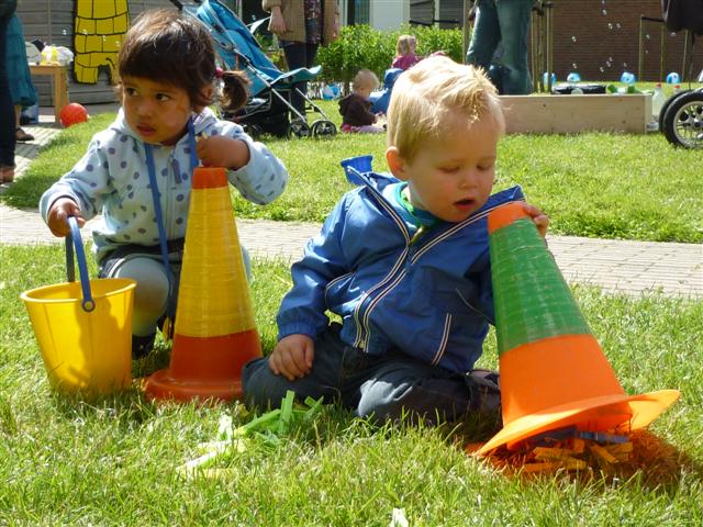 Dansen en bellenblaas op zomerfeest Hoepel en Schommel