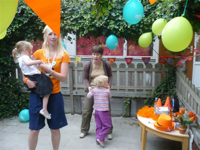 Dansen, voetballen en kegelen op het zomerfeest aan de Lauriestraat
