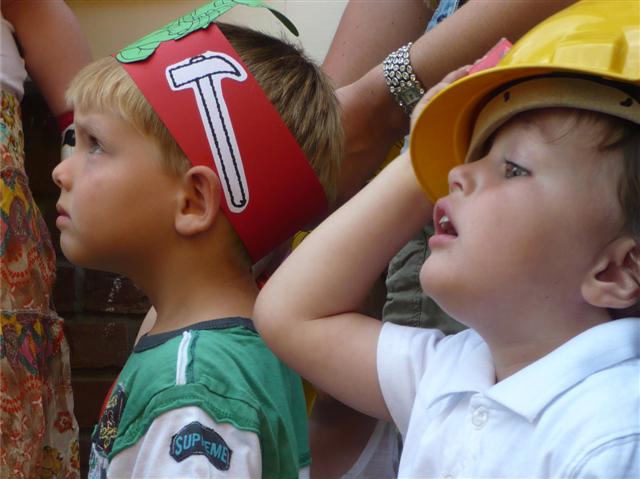 Wethouder Jan Bouwes slaat eerste paal de grond in