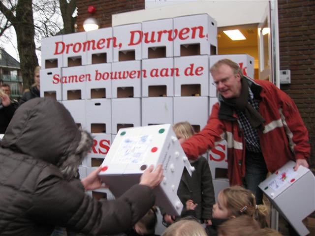 Wethouder Hans Heddes en de kinderen heropenen ’t Bikkeltje