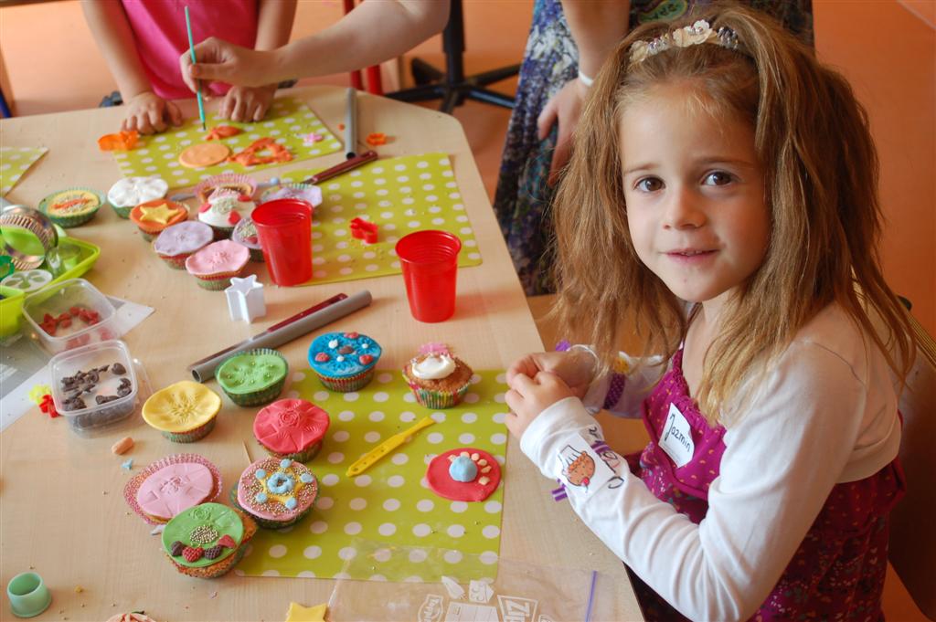 Kinderen volgen workshops met zomerfeest bso Nes