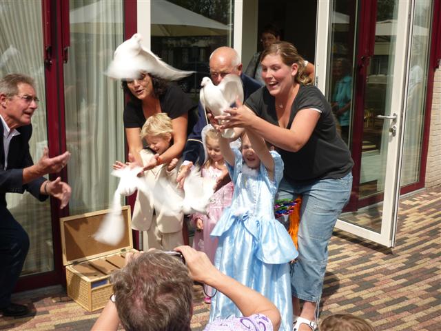 Kinderen bso Nes zien Art en Sanne ’trouwen’! 