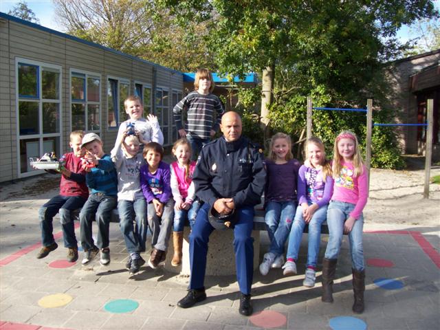 8+’ers van bso Waldervaart krijgen op dag 1 van de beroepenweek de politie op bezoek