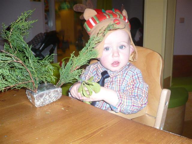 Kinderen van ’t Hoepeltje maken samen kerststukjes in de hal