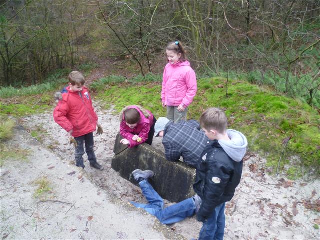 10+’ers bso Waldervaart op zoek naar de bal in de duinen van Groet
