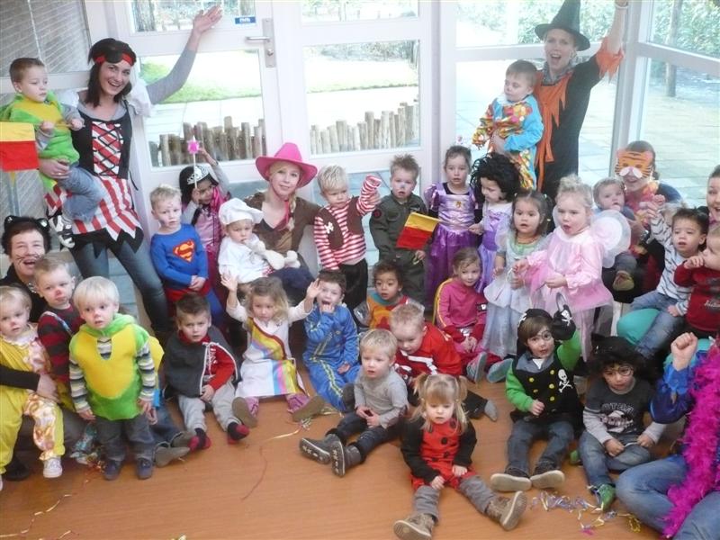 Kinderen ’t Bikkeltje lopen polonaise door de gang: het is carnaval!