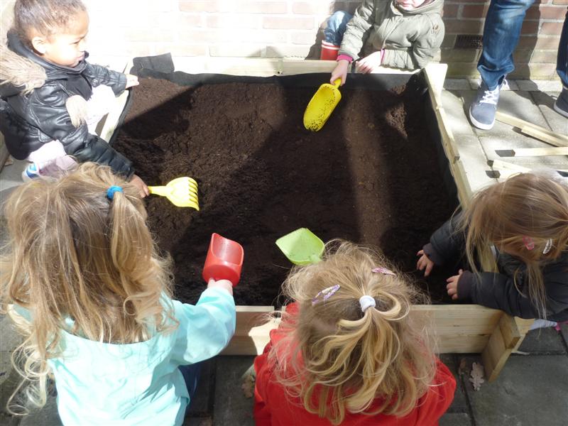 Kinderen ’t Schommeltje verzorgen zieke Puk en vullen moestuinbak