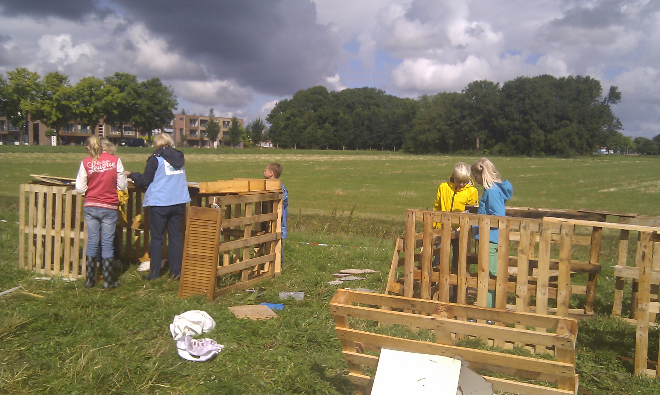 Bso’ers bouwen mee in Kivas huttenbouwdorp