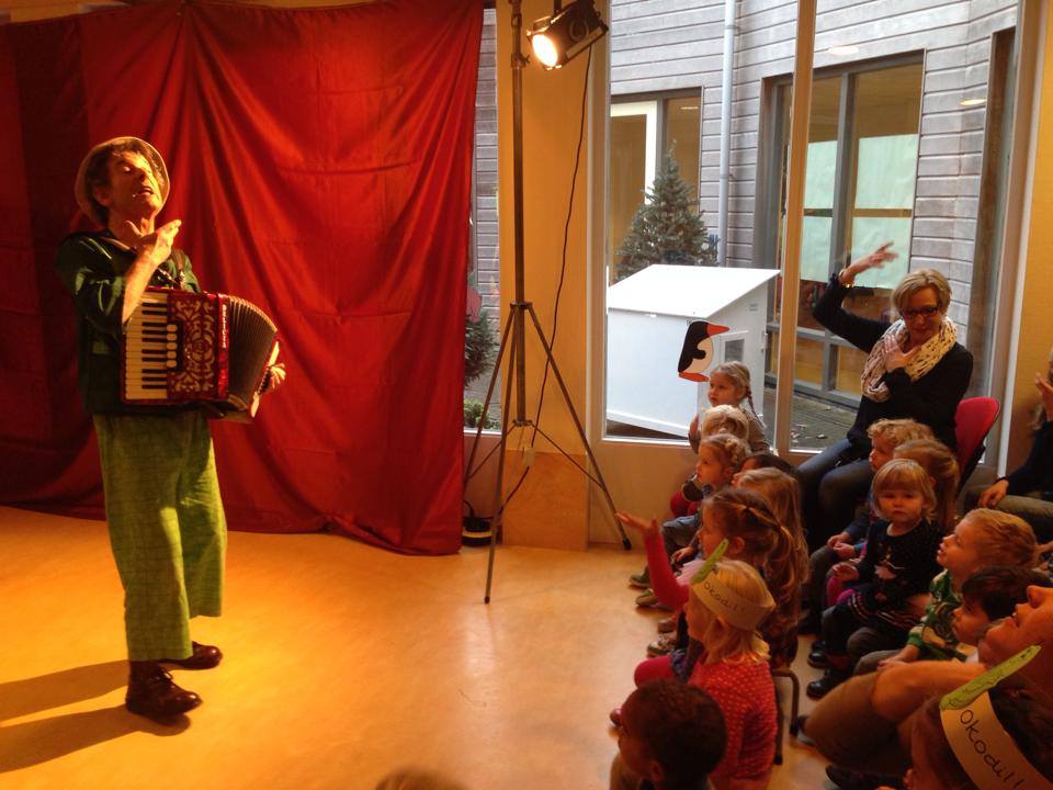 Kinderen genieten van voorstelling Pagetti Jeugdtheater 