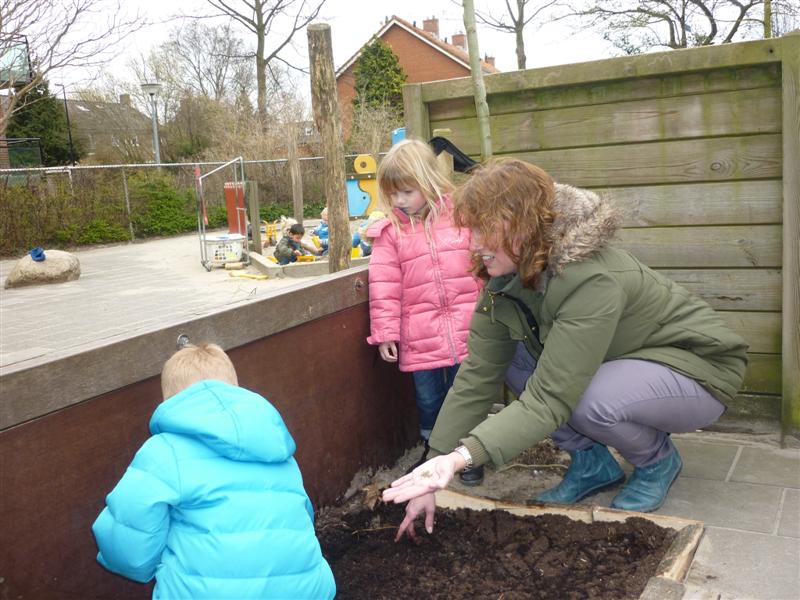 Kinderen zaaien groenten en kruiden in eigen Bikkelmoestuin!