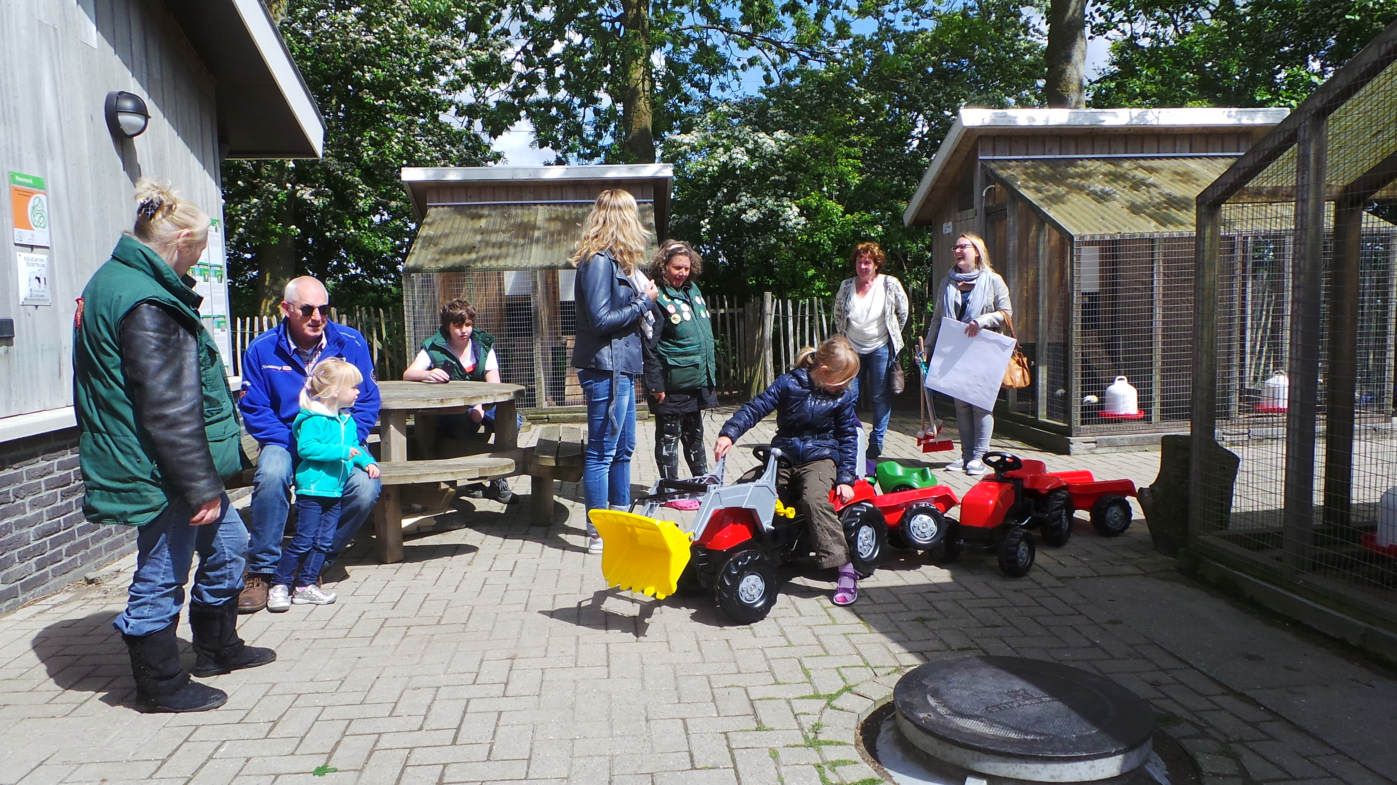 SKRS verblijdt Kibo met cheque en kindertractors! 