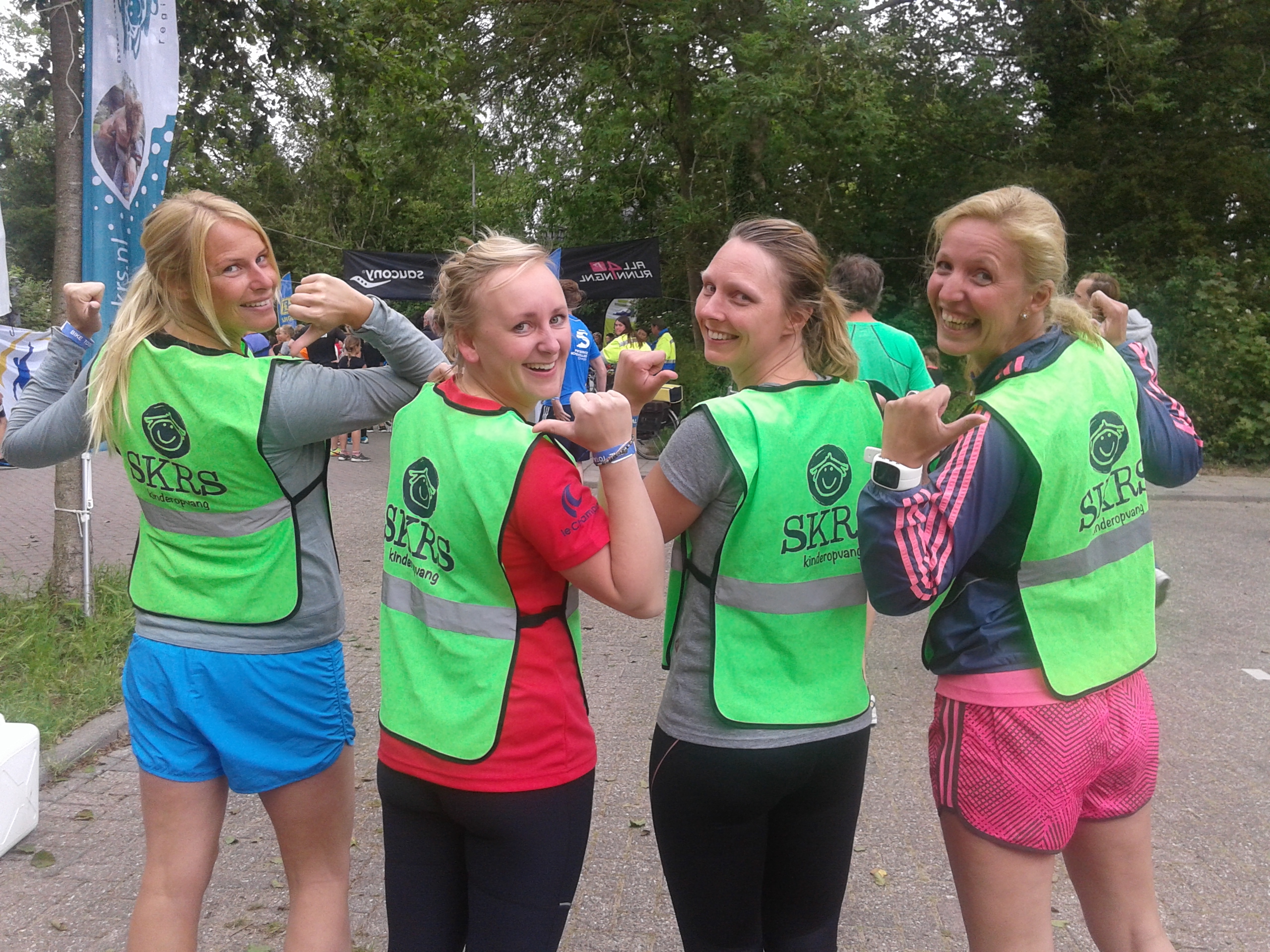 Meiden SKRS lopen mee met Wijkenloop!