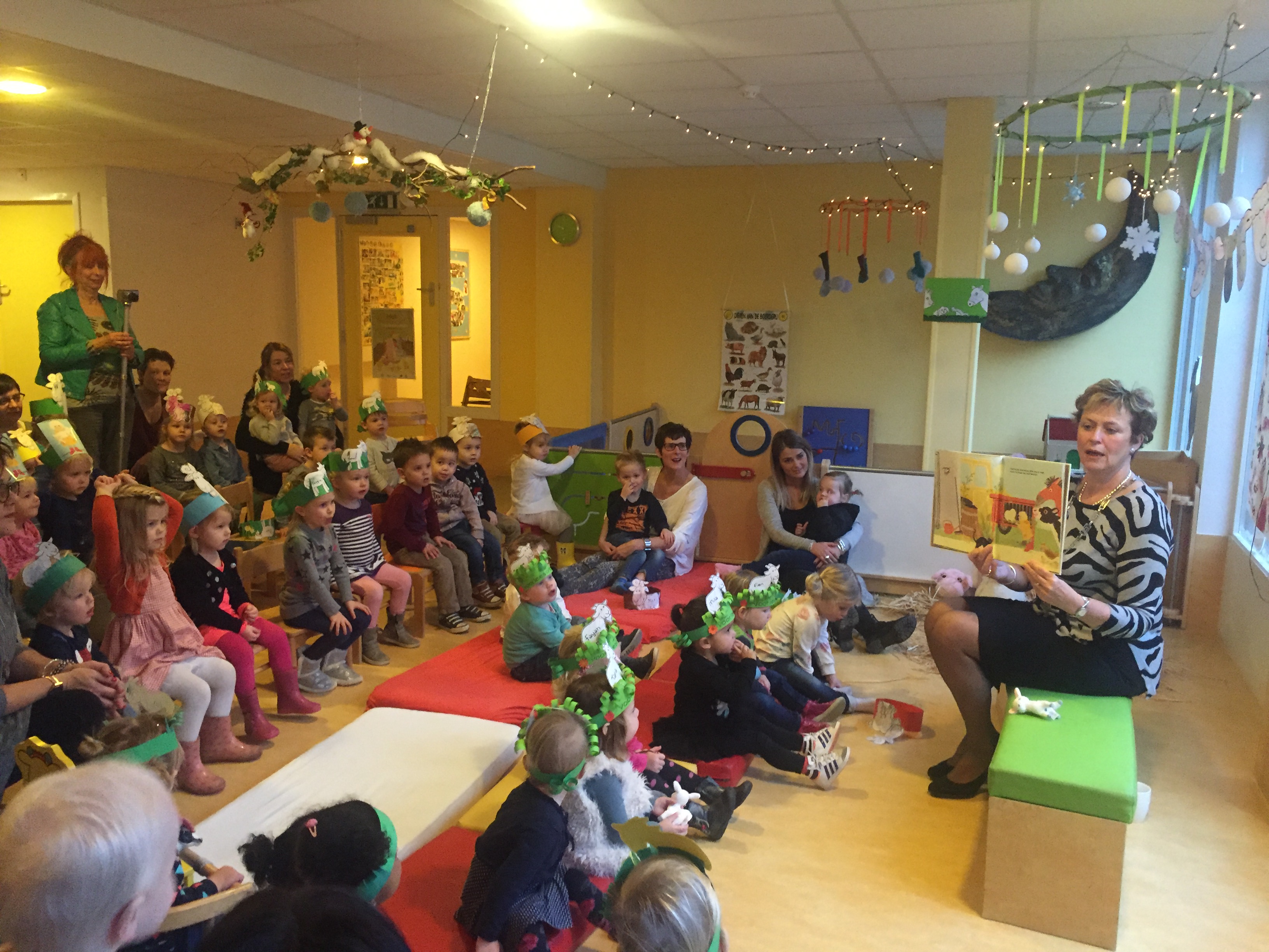 Burgemeester leest voor aan kinderen SKRS