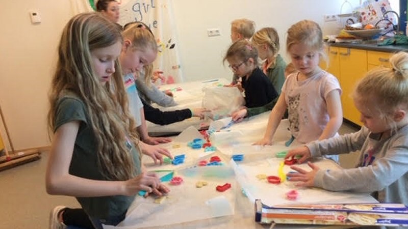 Kinderen bakken en verkopen koekjes voor Kika